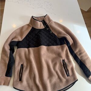 Abercrombie & Fitch Tan and Black Quilted sweater